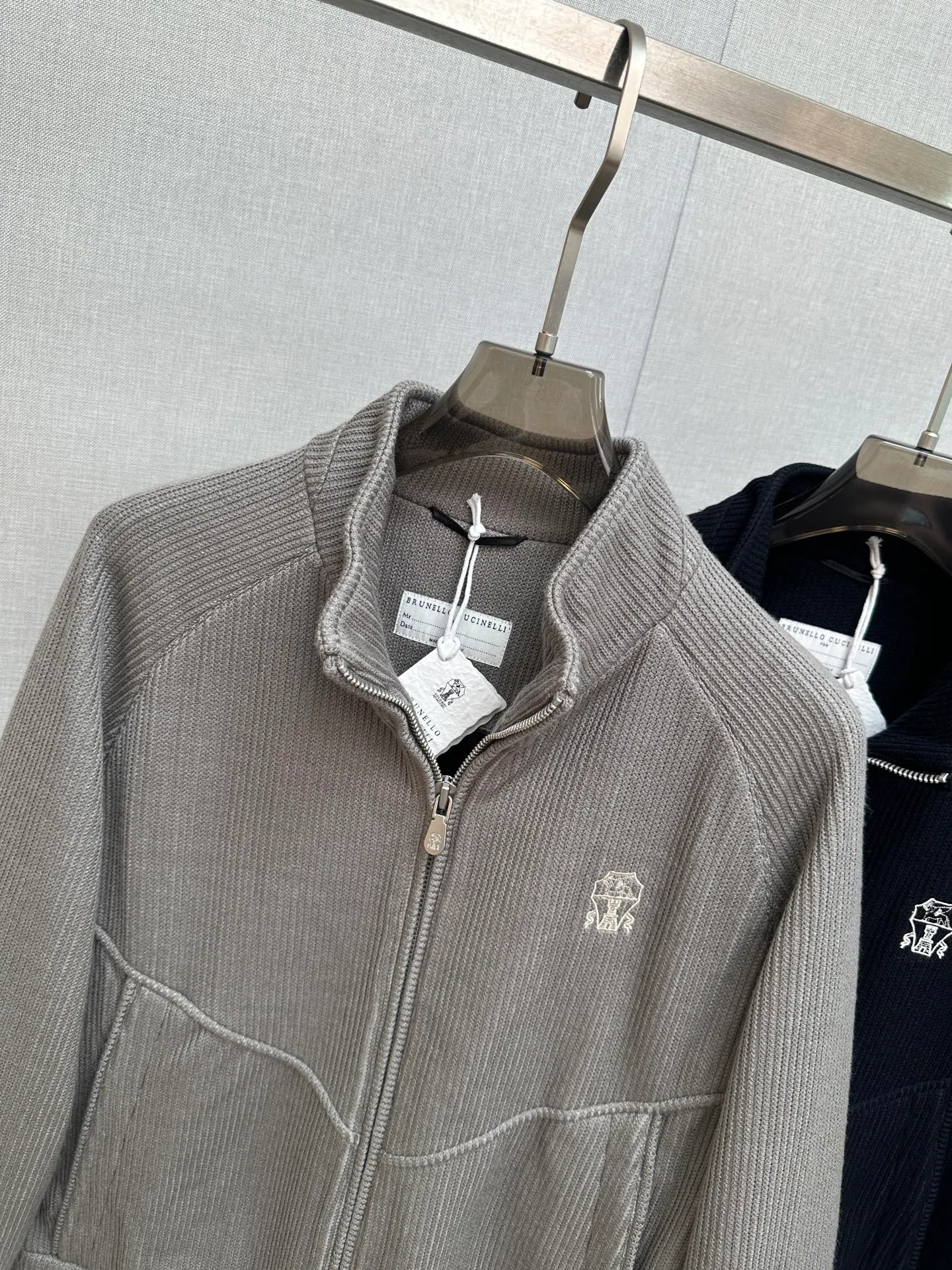 BC foreign trade company order! The imported original fabric is straight and drapey. The whole piece of clothing is neatly crafted and has neat and smooth stitching. All hardware accessories are top-grade accessories with logos provided by customers. At first glance, they are high-end fabrics. This kind of fabrics are all custom-woven! Good products from regular big manufacturers! Very practical. Sizes: 48-56